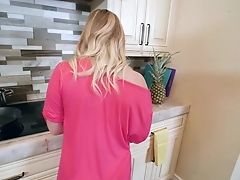 Hook-up-starving Bf Is Longing For Sexy Stunner Cooking Breakfast